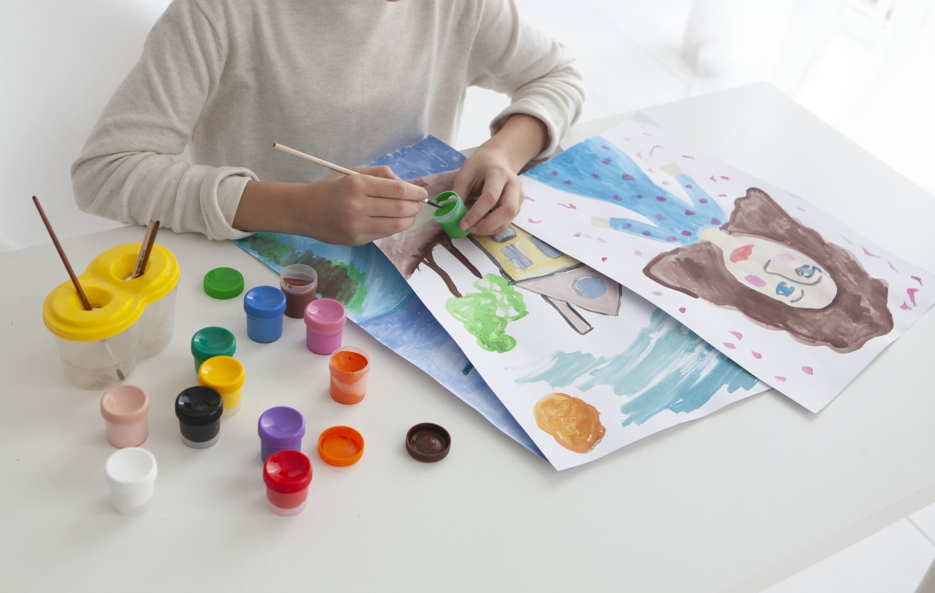 完成した作品を持つ子どもたち